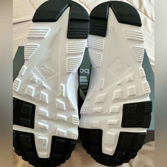 Big Kids Nike Huarache Run Size 4Y Like New! - Picture 2 of 5